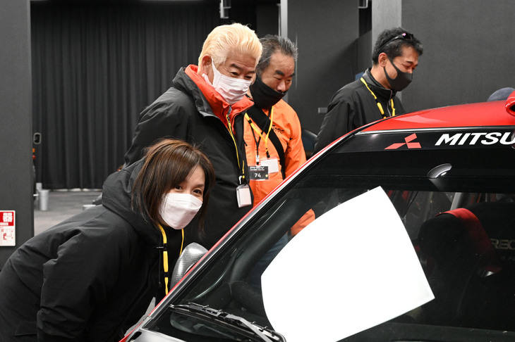 展示車両を真剣に見つめる皆さん。