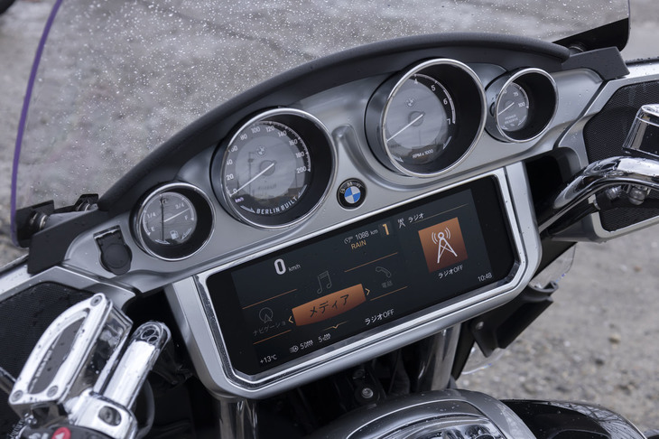巨大なフェアリングの裏には、4連のメーターとフルカラーの10.25インチTFT液晶ディスプレイを装備。