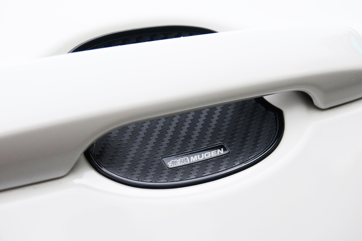 ホンダ・フィットe：HEV RS 無限パーツ装着車（ドアハンドルプロテクター）