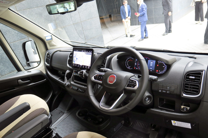 バンとは思えない充実した装備も「デュカト」の魅力。フル液晶メーターやクルーズコントロール、ナビゲーションシステム、デジタルルームミラーなどが用意される。