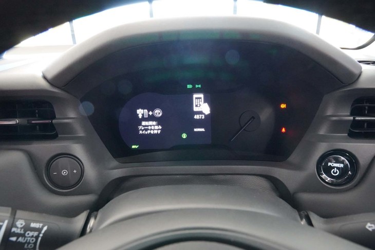 メーターパネルに表示された、クルマを始動するための4桁の数字。セキュリティーのために毎回違う数字が表示されるという。