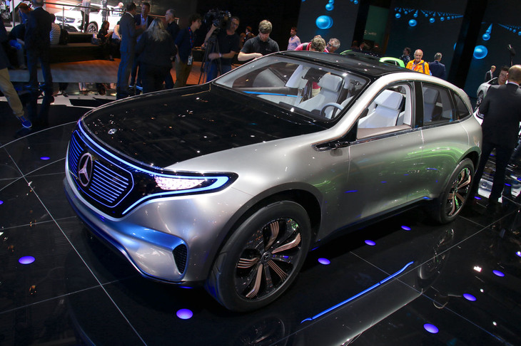 2016年のパリモーターショーにメルセデス・ベンツが展示したBEV「ジェネレーションEQコンセプト」。
