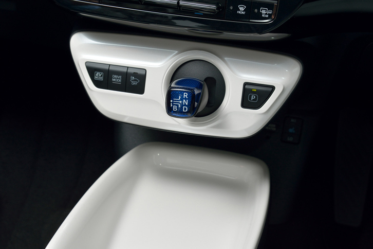 センタークラスターの下部に備えられたシフトセレクター。「P」レンジをボタンで選択するなど、操作方法は従来モデルと同じ。