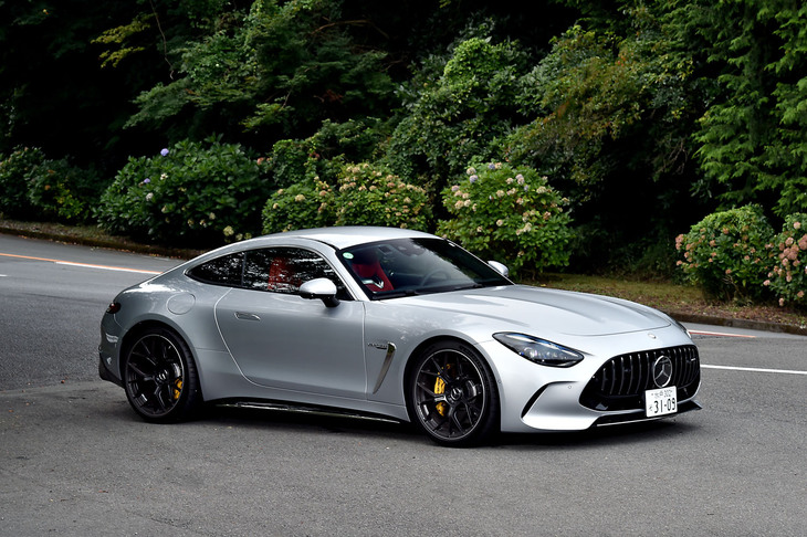 【メルセデスAMG GT63 4MATIC＋ クーペのスペック】
	ボディーサイズ：全長×全幅×全高＝4730×1985×1355mm／ホイールベース：2700mm／車重：1970kg／駆動方式：4WD／エンジン：4リッターV8 DOHC 32バルブ ツインターボ／トランスミッション：9段AT／最高出力：585PS（430kW）/5500-6500rpm／最大トルク：800N・m（81.6kgf・m）/2500-5000rpm／タイヤ：（前）295/30R21 102Y XL／（後）305/30R21 107Y XL（ミシュラン・パイロットスポーツS 5）／燃費：--km/リッター／価格：2750万円
	
	【取材時の燃費データ】
	テスト距離：265.9km（市街地1：高速道路8：山岳路1）／使用燃料：52リッター（ハイオクガソリン）／参考燃費：5.1km/リッター（満タン法）／4.9km/リッター（車載燃費計計測値）