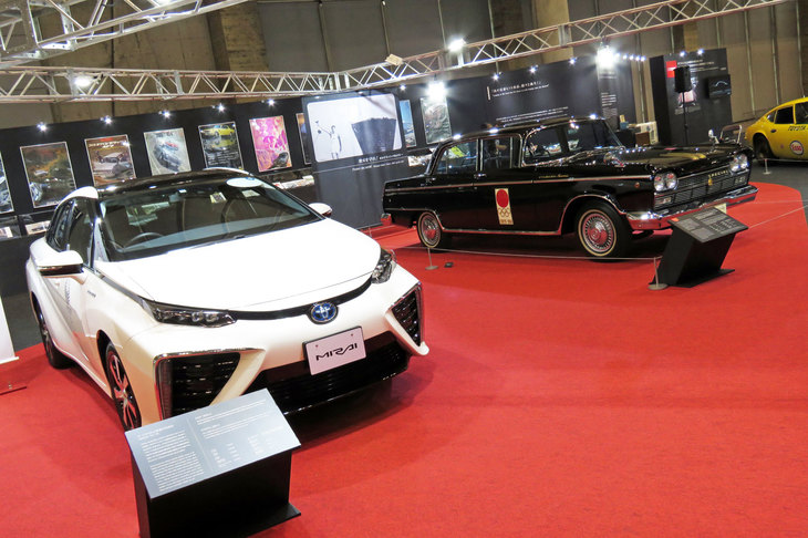 1964年の東京オリンピックで聖火を運んだ「日産セドリック スペシャル」（右）と、「トヨタ・ミライ」（左）。