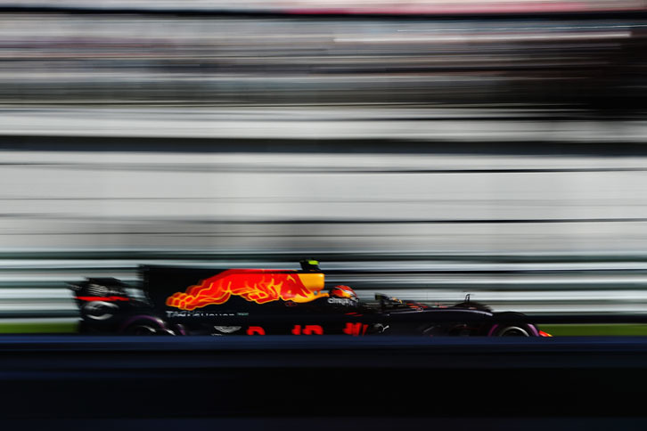 レッドブルのマックス・フェルスタッペン（写真）は予選7位、決勝ではトップから1分遅れの5位。フェラーリ、メルセデスとの差は歴然としたものがあった。チームメイトのダニエル・リカルドはブレーキトラブルでリタイアしている。（Photo=Red Bull Racing）