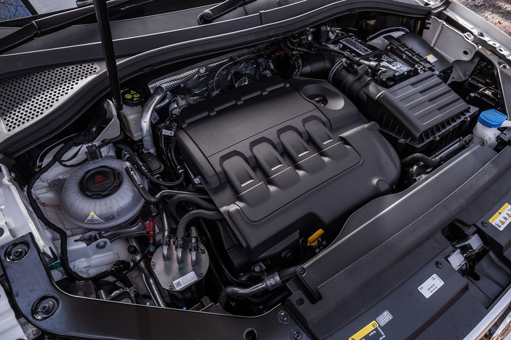 2リッター直4ディーゼルターボエンジンは最高出力150PS、最大トルク340N・mを発生。JC08モード燃費値は17.2km/リッターと発表されている。