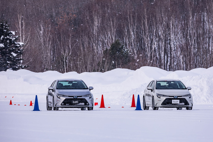 「アイスガード7」用に新開発された「ウルトラ吸水ゴム」のコンパウンドを用いた「氷上特化」の特殊パターンタイヤと、同コンパウンドの溝のまったくないスリックタイヤ、そしてアイスガード7の市販品をいずれも「カローラ セダン」に装着。雪上（写真）と氷上において、おのおののグリップ性能や挙動の違いを比較し、ウルトラ吸水ゴムの特徴を確認した。