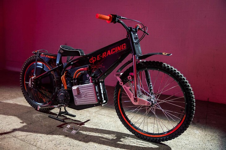 デンマーク・オーフスを拠点にするE-Racingが製作した電動スピードウェイレーサー。E-Racingは、二輪・四輪問わず、さまざまな車両の電動化をサポートするスペシャリストだ。そもそもガソリンエンジンを使ったレース活動も行っていて、そのノウハウを生かした電動モータースポーツの普及も推進している。“スピードウェイ”とはフラットトラックに似たオーバルトラックで行われるオフロードレースで、この車両は社内にあるパーツを寄せ集めて製作したという。フレームやサスペンションも車体に合わせたオリジナルだ。0-100km/h加速は4秒以下、最高速度約150km/hをマークしている。