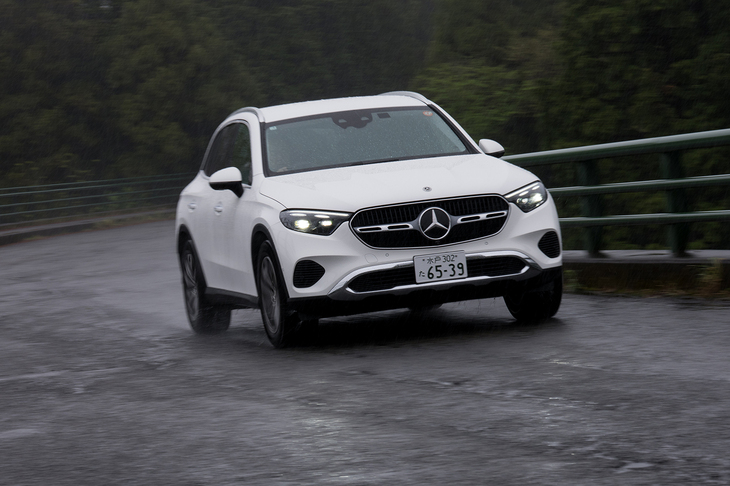 パワーユニットは最高出力197PS、最大トルク440N・mを生み出すマイルドハイブリッドの2リッター4気筒ターボエンジン。スペックが落とされるなどということはなく、スムーズかつパワフルな走りが味わえる。