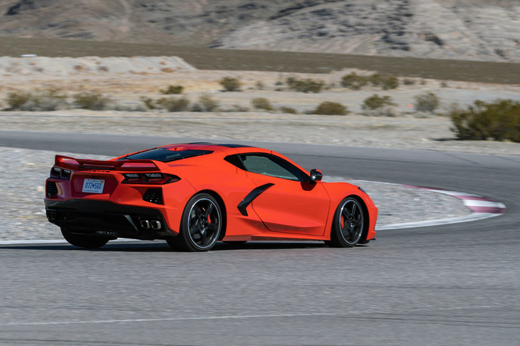 動力性能については、0-60mph（約96km/h）加速が2.9秒（「Z51パッケージ」装着車）、最高速が194mph（約312km/h）と公称されている。