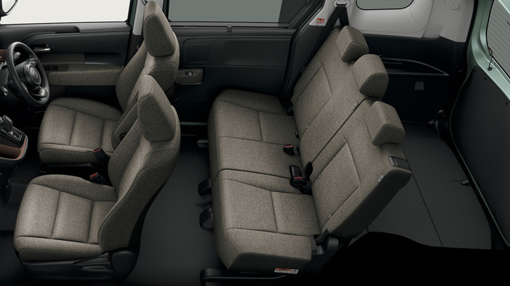 シートレイアウトは3列7人乗りと2列5人乗り（写真）の2種類。3列6人乗りは廃止された。