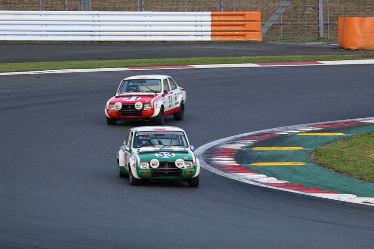 ヒストリックカーとして展示されたレーシング車両のデモランも実施され、サーキットにロータリーサウンドが響きわたった。こちらは「ファミリア ロータリークーペ」の1970年スパ・フランコルシャン24時間レース仕様。実用車のファミリアに、「コスモスポーツ」のA10型ロータリーエンジンを搭載したモンスターであった。マーシャルのフォグランプが懐かしい。