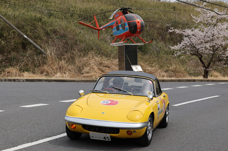 航空科学博物館の入り口に展示されたヘリコプターに別れを告げ、ホテル日航成田に向かう1967年「ロータス・エランS3 DHC」。