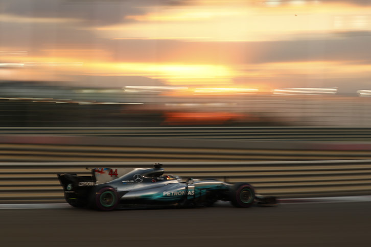 金曜日からトップタイムを記録し好調な滑り出しを見せたハミルトン（写真）。予選でポールを狙ったがチームメイトのボッタスに0.172秒負けて2位。レースではボッタスから付かず離れずの間隔で周回を重ねプレッシャーをかけ続けたが、ドラマは起きなかった。ボッタスのポール、そして勝利を笑顔でたたえていたあたりに王者としての貫禄が漂っていた。今季は9勝、ポールポジションは11回を数え、歴代最多ポール72回目という記録も打ち立てた。そして、20戦全戦でポイントを獲得するという安定感。4度のタイトル獲得もうなずける、圧巻の戦績で2017年を終えた。（Photo=Mercedes）