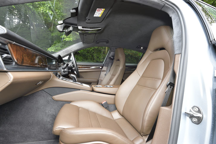 「パナメーラ ターボ」は、メモリー機能を備えた14way調整式の電動パワーシートを標準装備する。