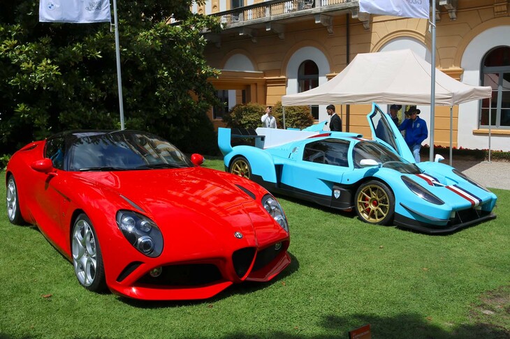 2025年「アルファ・ロメオ8Cドッピアコーダザガード」(左)。ルマンカーを公道仕様にした「グリッケンハウス007S LMH」(右)と。