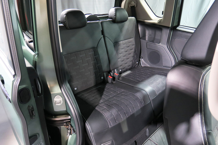 リアシートには、前後のスライド機構やリクライニング機能が備わる。現代の軽らしく、使い勝手に優れる。