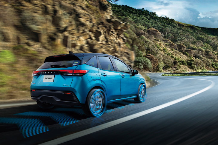 現行型では、4WD車に搭載される後輪用モーターの出力を大幅に向上。スポーツ4WDとしても楽しめるものとなった。