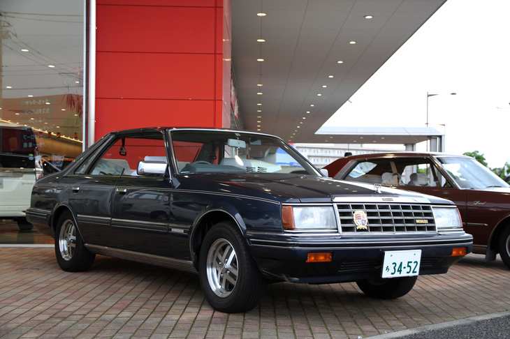 1983年「ローレル ハードトップ2000Eメダリスト」。純正オプションのアルミホイールを履いた4代目（C31）の最終型。リアドアのウィンドウは、歴代モデルのいずれも降り切らない。