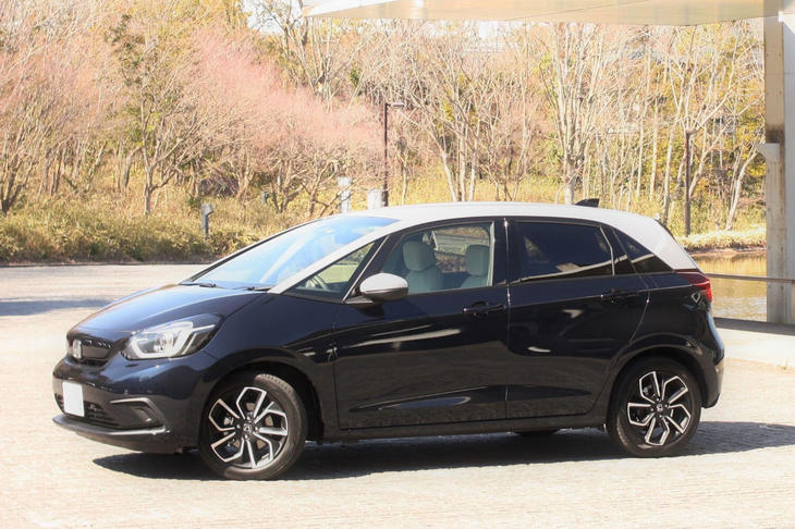 「フィット ホーム」。ボディーカラーは、ミッドナイトブルービーム・メタリック＆シルバー。
	 
	