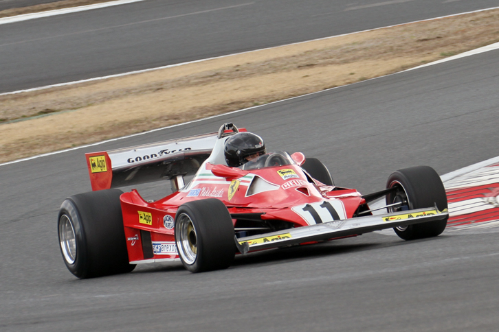 1977年のF1日本グランプリに参戦したマシンと同型で、この年のドライバーズタイトルを獲得したニキ・ラウダが乗った個体という「フェラーリ312T2」。タイヤやブレーキパッドなどの消耗品を除いては、ほとんどオリジナルを維持した状態とのこと。