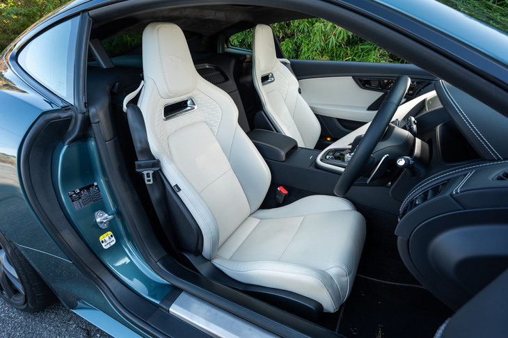 シートの表皮はウインザーレザー。座面も背もたれもつくりは薄いが、ホールド性と快適性を両立した優れたシートだ。