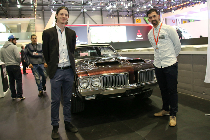 レトロ趣味の中には、こんなほほ笑ましい展示も。『レビュー・オトモビル』誌のスタンドは、1970年代のオールズモビルをアイキャッチに置いた。左は車両を提供したジャン-シャルル・アダム君。若くしてヒストリックカー愛好家であるとともに、なんとスーパーカー・ディーラーの経営者でもある。