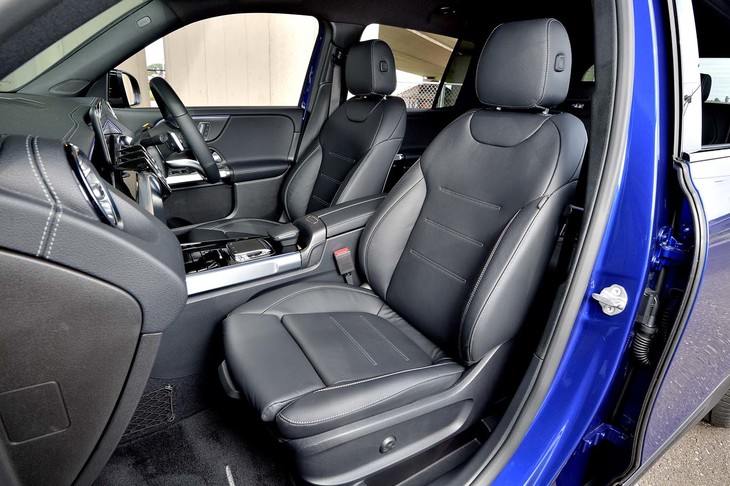 「GLB250 4MATICスポーツ」のシートは本革仕立て。前席には座面の延長機能や電動ランバーサポート、シートヒーターが標準装備される。