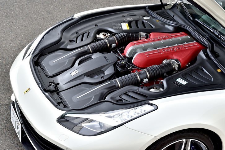 その源流を「エンツォ・フェラーリ」にたどることができる、バンク角65度の“ティーポF140”6.3リッターV12自然吸気エンジン。最高出力は690ps/8000rpmで、最高エンジン回転数は8250rpm。