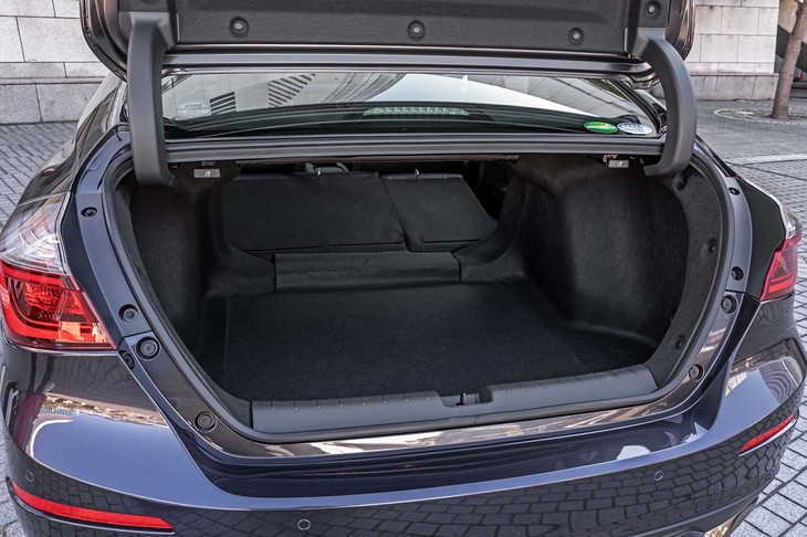 バンパーレベルから開き、左右幅も十分なトランクリッドを持つ「インサイト」。IPU（インテリジェントパワーユニット）を後席座面下に配置したことにより、荷室容量は519リッターを確保している。この広さと使い勝手は、ガソリン車並みだという。