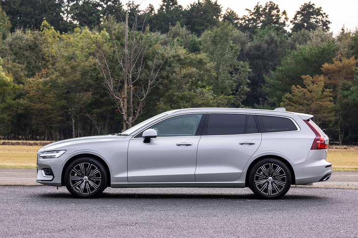 「V60」のサイドビュー。ルーフが長く、グリーンハウスも広いステーションワゴンの正統派とも紹介したいフォルム。ホイールベースは2870mmとなる。