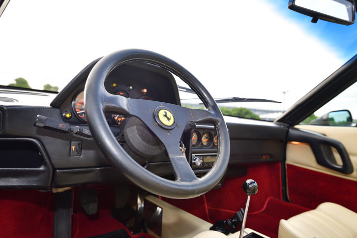 “赤い玉号”の軽すぎるステアリングホイール。なぜ軽いのかは謎である。