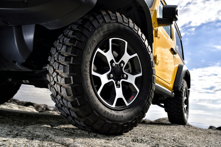 5ホールデザインの17インチホイールは「ルビコン」専用のアイテム。試乗車には前後LT255/75R17サイズの「BFグッドリッチ・マッドテレインT/A KM2」タイヤが装着されていた。