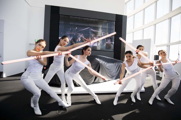 アンベールの際に行われた、白い衣装に身を包んだダンサーによるパフォーマンス。