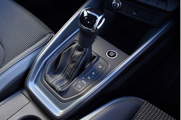 トランスミッションは7段AT（Sトロニック）のみ。シフトレバーの前方にはシガーソケットやUSBソケットが備わる。