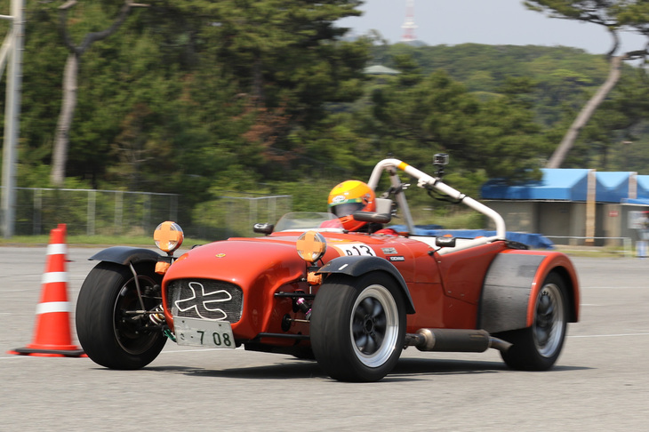 レーシングカーおよび「スーパーセブン」の同類車による最速のRクラスには13台が出走。過去何度も優勝している「ケータハム・スーパー七」が、2位に1秒以上の差を付ける47秒819という圧倒的なタイムで制した。