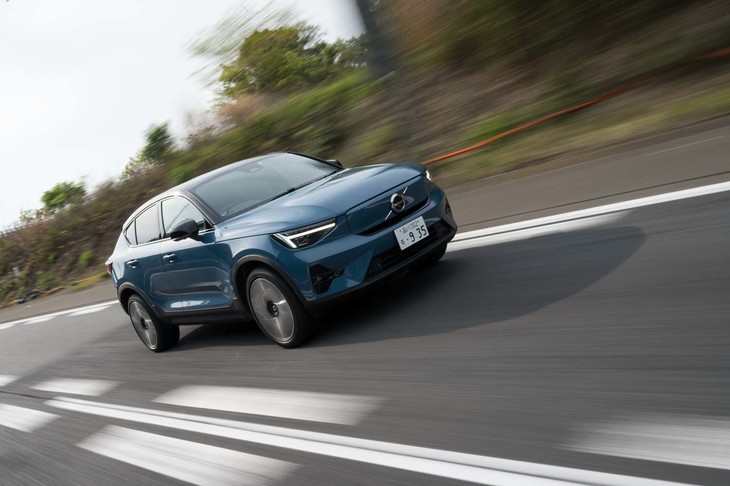 最高出力204PSの駆動用モーターを前後アクスルにそれぞれ搭載。0-100km/h加速のタイムは4.7秒を誇る。