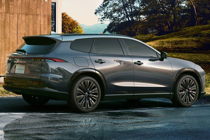 広範囲にわたる前後フェンダーのふくらみにより、ボディーサイドのリフレクションや景色の映り込みには、大きな動きがつくことになり、それがクルマによりダイナミックな印象を与えることとなる。