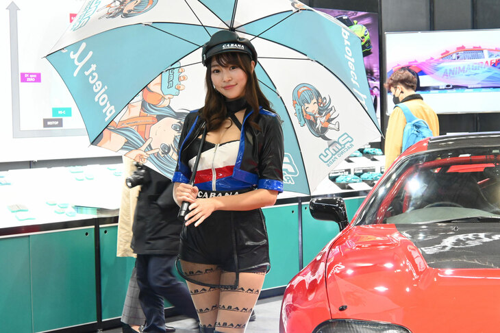 見目麗しいコンパニオンの皆さまも、東京オートサロンの花！ 眉をひそめる向きもおられようが、たとえ道理を説かれても、祭りの熱気を前にしたら無力なだけである。