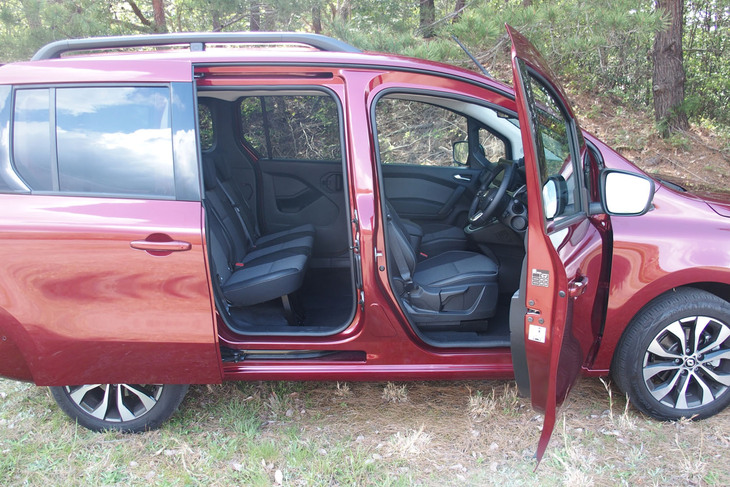 フロントドアとリアの手動式スライドドアを開けた様子。車高が高く、乗り降りしやすいのも歴代「カングー」に共通する魅力である。ボディーサイズは全長×全幅×全高＝4490×1860×1860mm。