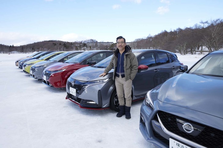 「ノート オーラ」に寄り添う筆者（＝塩見 智）。氷の厚みの都合でクルマを近くに集めてはいけないという状況だったため、本当は結構怖い。