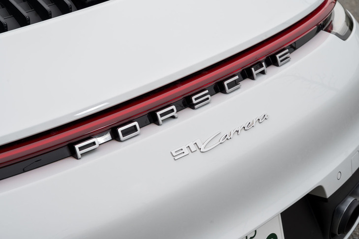 横一文字のリアテールランプが992型の特徴。「911」のロゴはフォントが太くモダンなデザインになった。