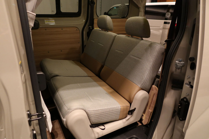 日産NV200バネットMYROOM（2列目の「2 in 1シート」）