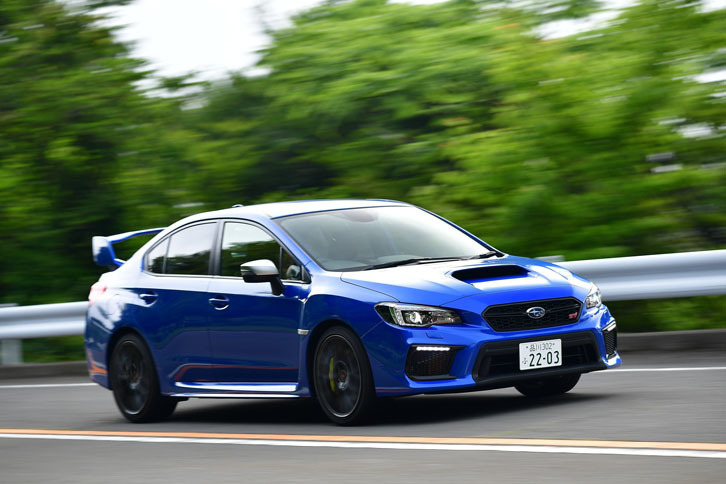 2リッターのフラット4ターボユニットは2400rpmで最大トルクの約90％に達する。回してこそ魅力を増すエンジンだ。