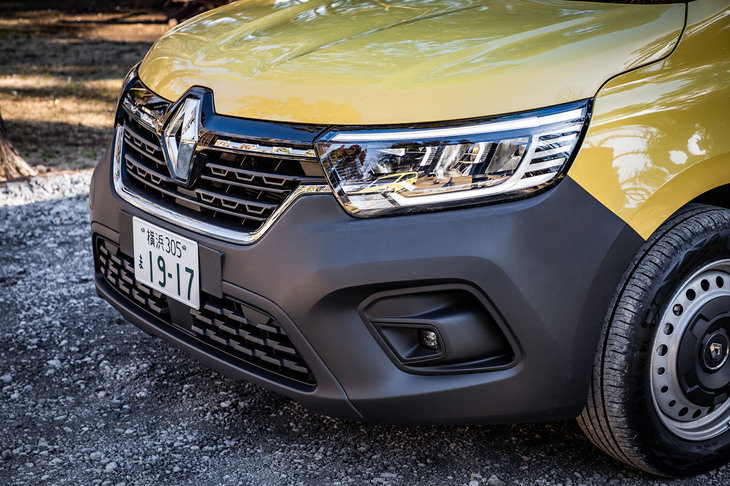 従来型で人気の高かったブラックバンパー仕様も「クレアティフ」グレードとしてラインナップ。ブラックバンパーとダブルバックドアの組み合わせは、日本仕様だけの設定となる。