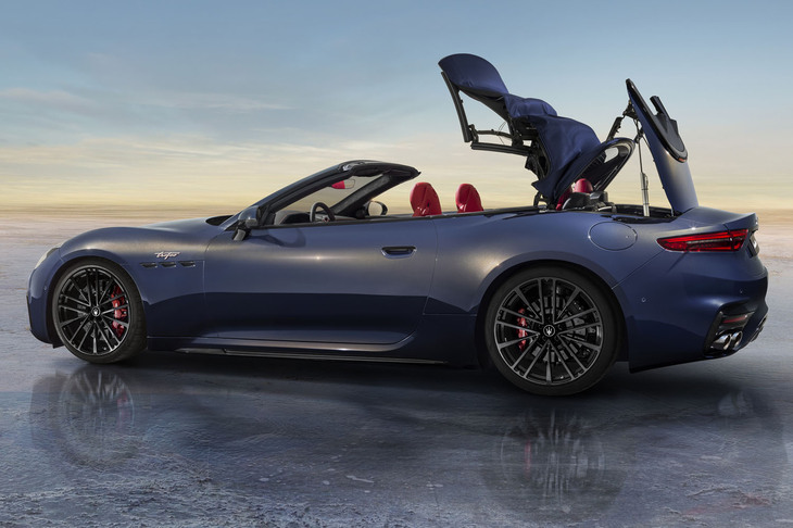 電動ソフトトップの開閉に要する時間はそれぞれ約15秒。タッチパネルをスワイプ＆ホールドすることで簡単に操作できる。