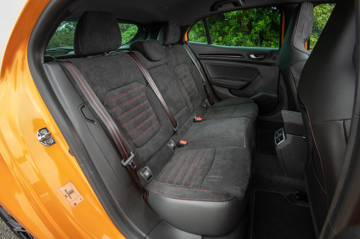 センターアームレスト付きのリアシート。表皮にはフロント、リアともに、滑りにくく手触りもよいスエード調素材「アルカンターラ」が用いられている。