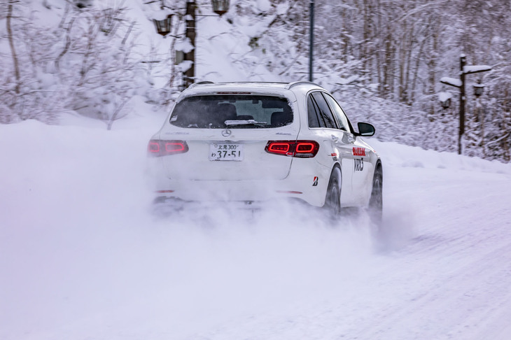 235/55R19サイズの「ブリザックVRX3」が装着された「メルセデス・ベンツGLC」。忠別湖から旭岳ロープウェイ山麓駅へと続く道道1160号線のワインディングロードを試走した。
