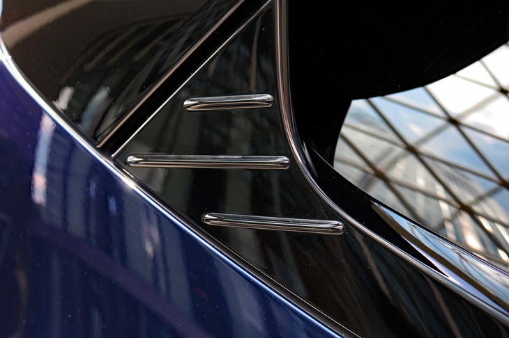 ポルシェ・タイカン4クロスツーリスモ（リアルーフスポイラー）